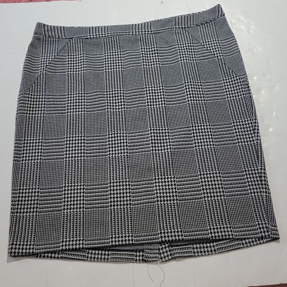 Lane Bryant Dresses & Skirts - Lane Bryant Skirt Size 22 Black/White Houndstooth